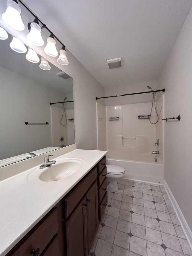 Building Photo - 208 S Pointe Dr