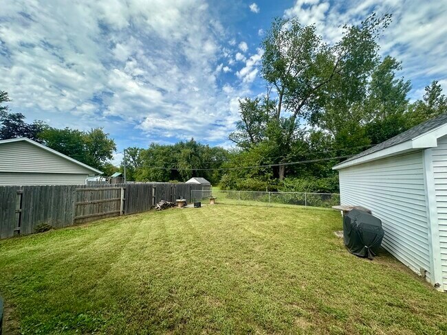 Building Photo - 2416 Towne House Dr NE