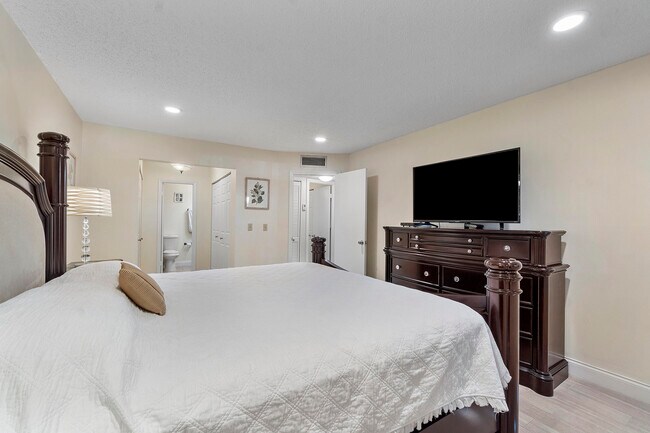 Building Photo - 250 S Ocean Blvd