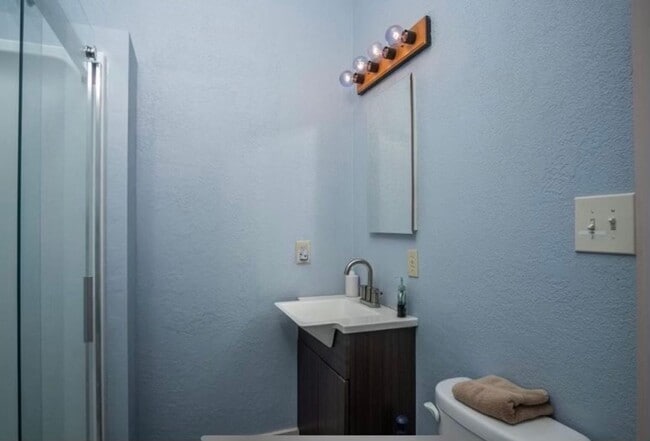 Building Photo - 936 E Center St