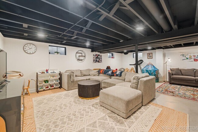 Building Photo - 413 Cheever Ave