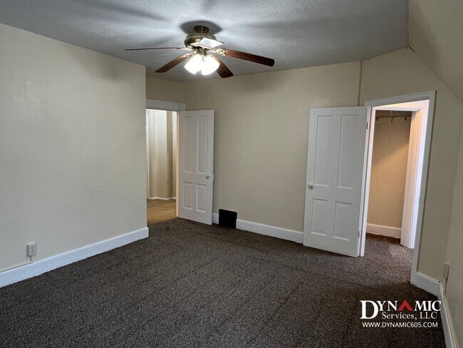 Building Photo - 813-815 S Summit Ave