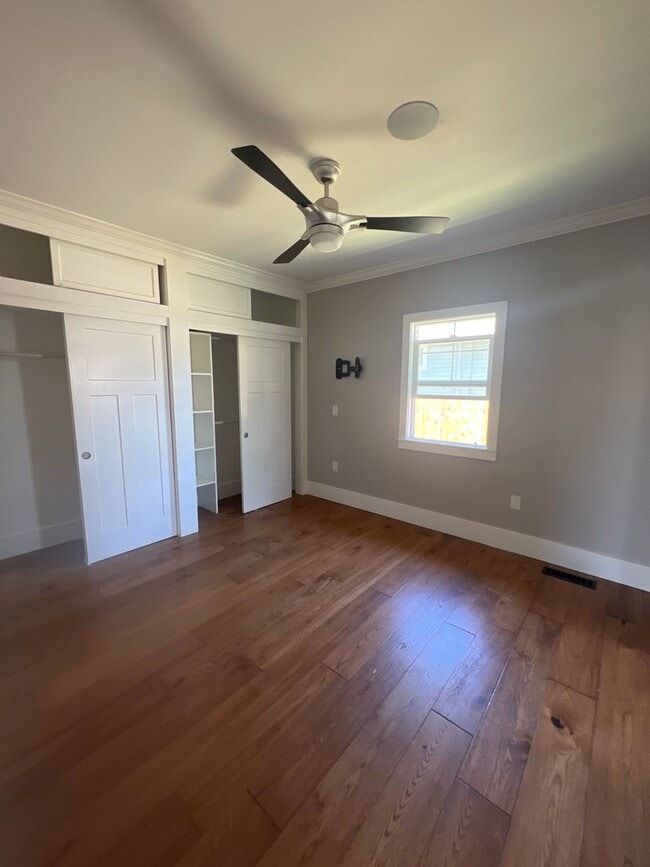 Building Photo - Charming Two bedroom Home