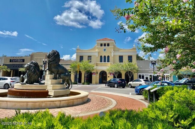 Building Photo - 909 Cedar St