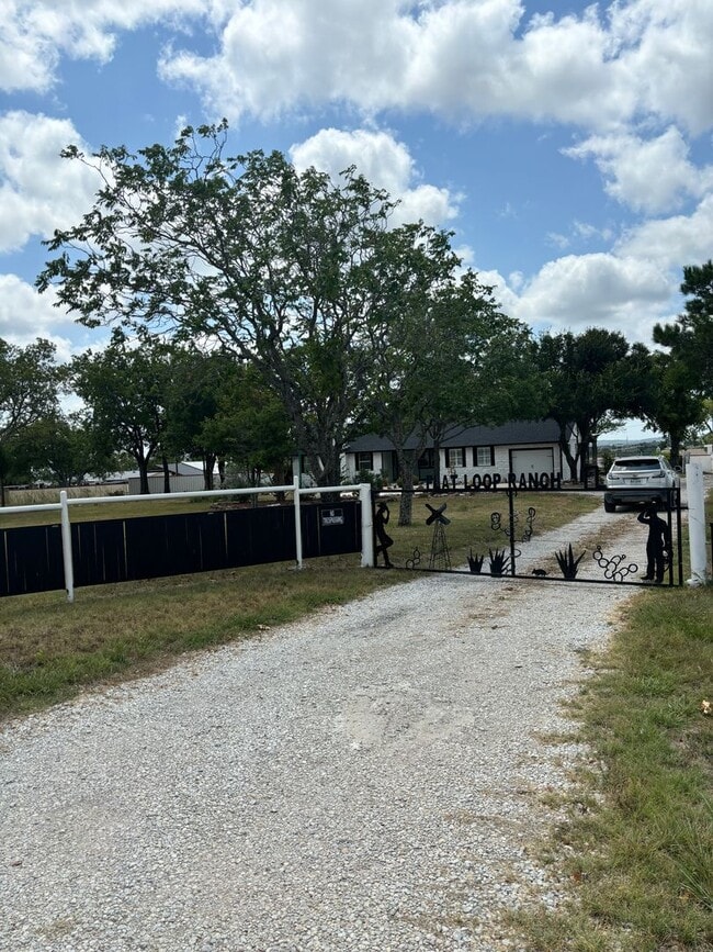 Building Photo - 1 Month Free Rent!! FarmHouse with Room for Everyone