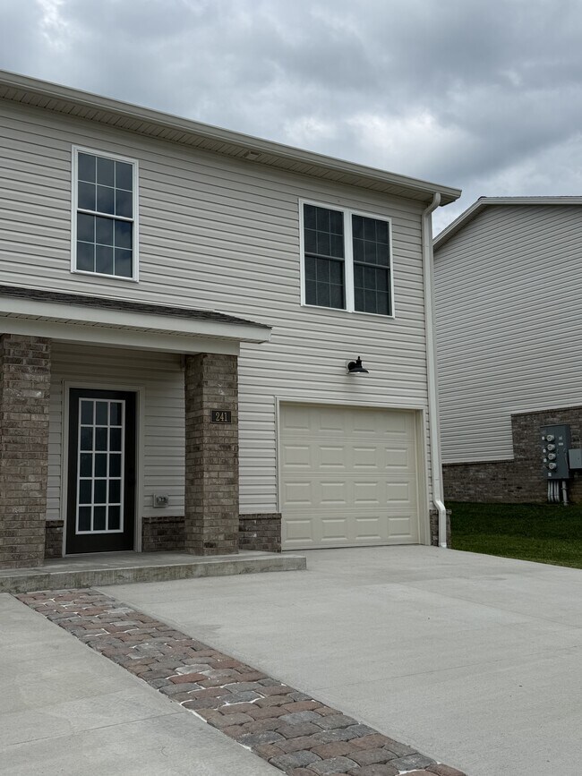 Building Photo - 241 Pinehurst Dr