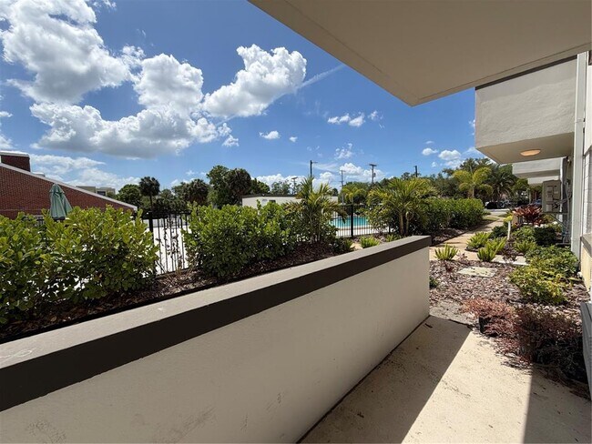 Building Photo - 406 S Cedar Ave