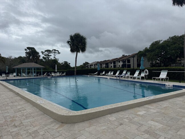 Building Photo - 1310 NE 14th Ct