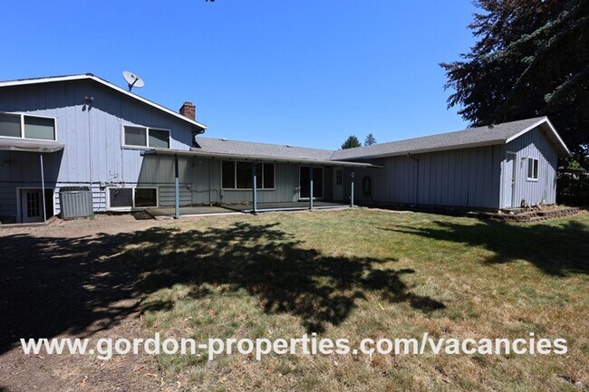 Building Photo - SE Molt St - Milwaukie mid-century split l...