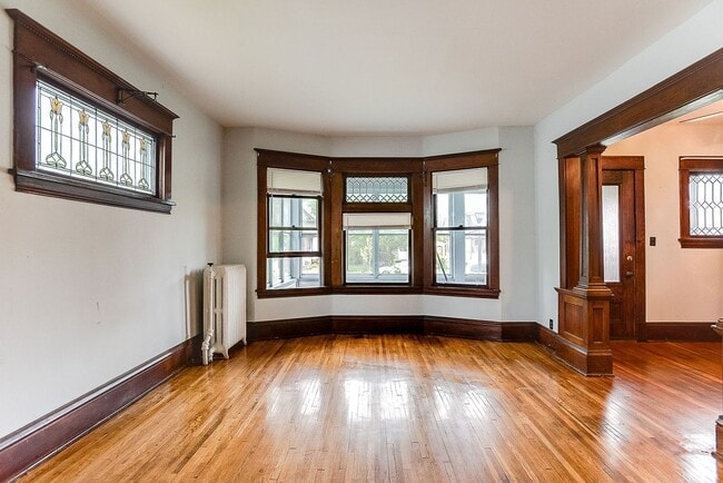 Building Photo - JUNE MOVE IN- HAMLINE UNIVERSITY - 5 BEDROOM