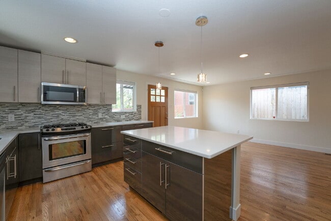 Building Photo - Beautiful 2-Bedroom Duplex with Granite Countertops & Hardwood Floors in the Heart of Denver!