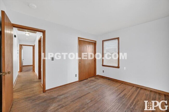 Building Photo - 1525 Akron St