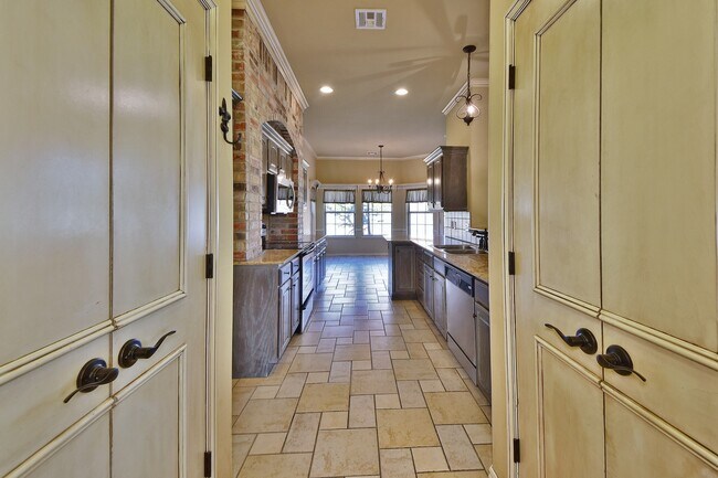 Building Photo - Amazing Home - 3 bed 2 bath - Edmond Schools