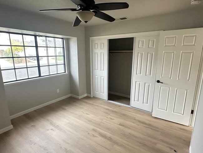 Building Photo - 900 Grandview Cir