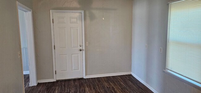 Building Photo - Totally Remodeled 2 Bed 1 Bath SW OKC!  $8...