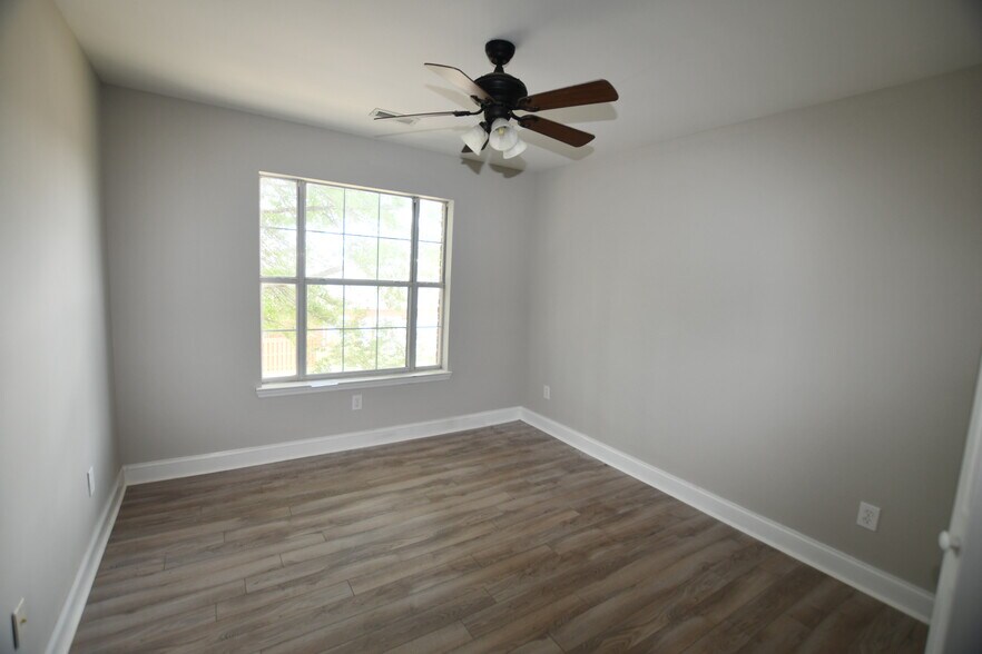 Building Photo - 486 Sussex Dr SW