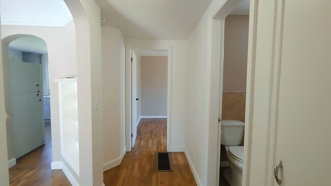 Building Photo - Darling Updated Cottage with New Kitchen a...