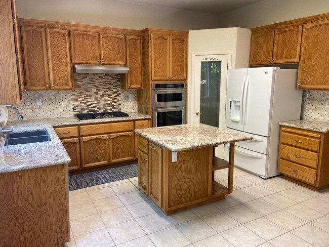 Building Photo - Large 4 bdrm 3 bath in Broadstone