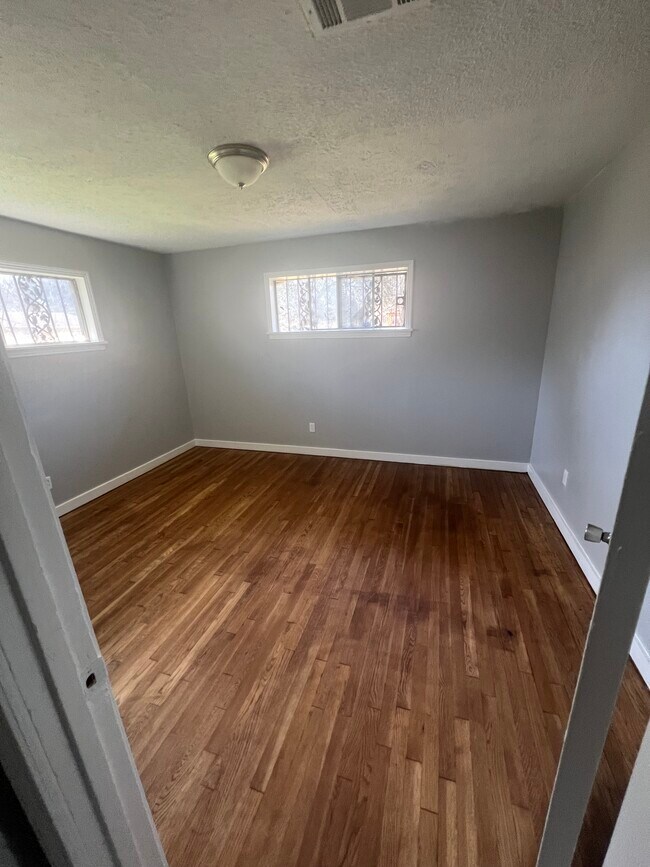 Building Photo - 2255 W Ridgeway St