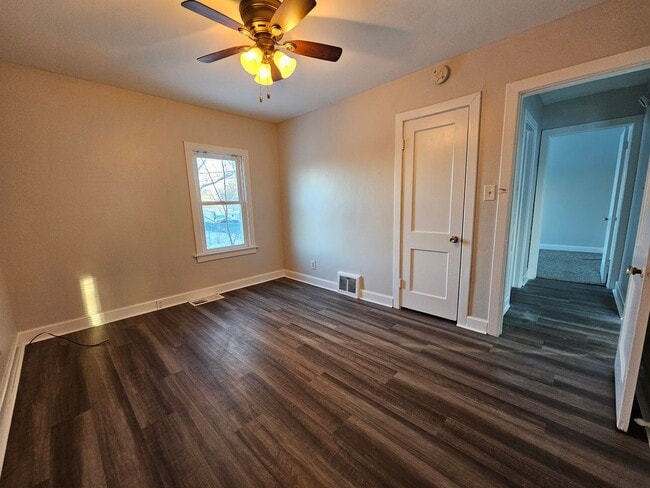 Building Photo - 3 bedroom, 1 bath home with attached garage, off Mt. Vernon Rd.