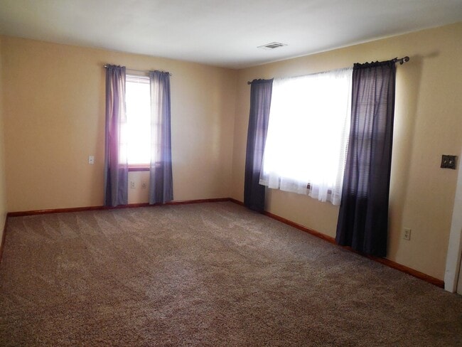 Building Photo - Great 3 Bedroom 2 Bath Home Nice Neighborhood