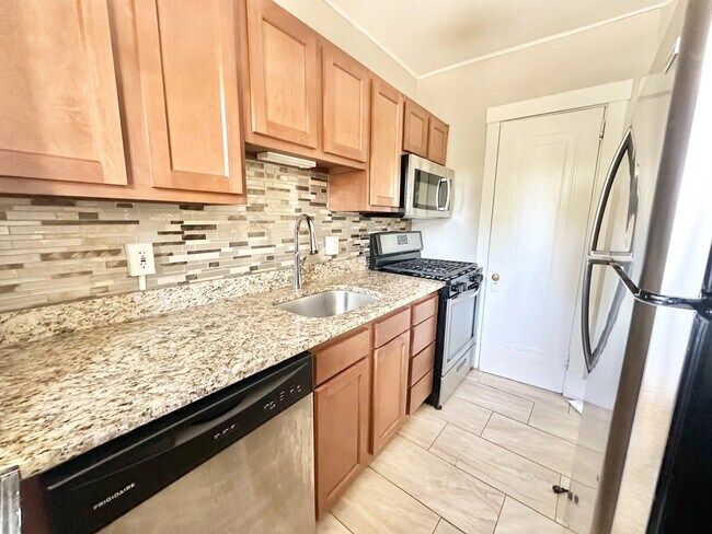 Interior Photo - DELAFIELD-115 -- 208
