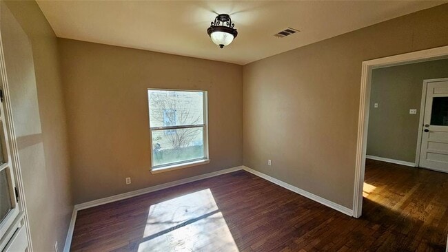 Building Photo - 919 W 6th St