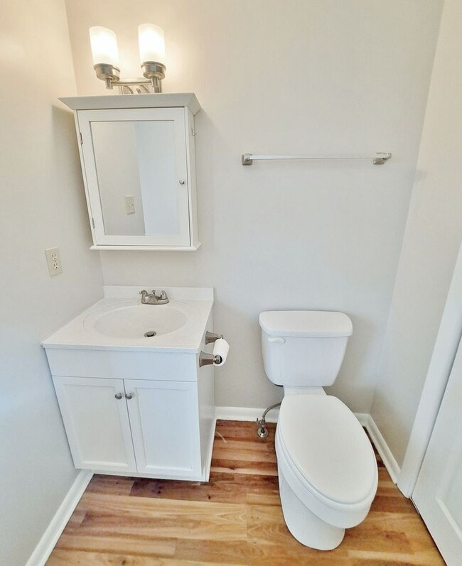 Building Photo - 3 Bed / 1-1/5 Bath Single Family Home w/Attached 2-Car Garage