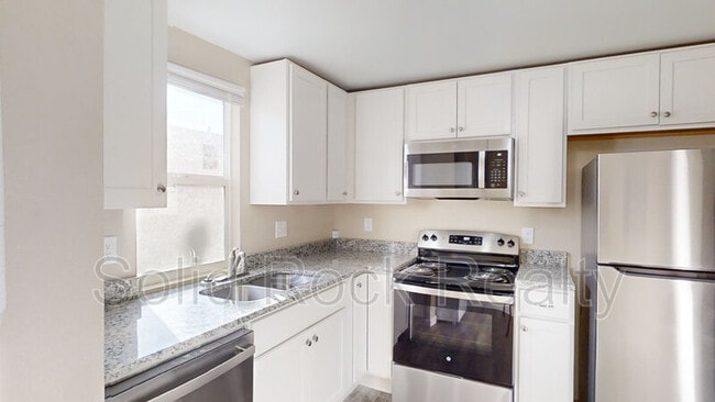 Building Photo - 2405 E St Vrain St