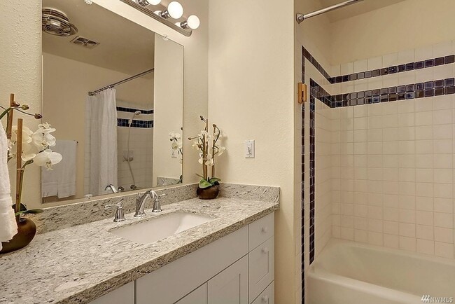 Building Photo - Great Lake Sammamish condo