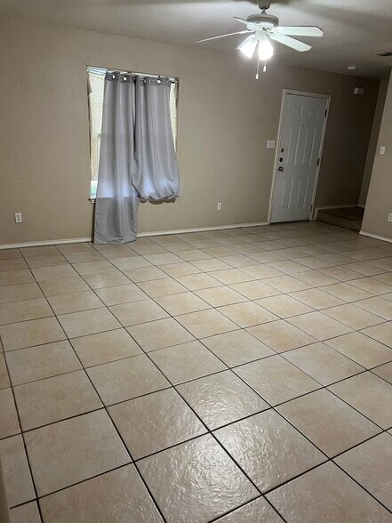 Living room - 817 Sonesta Dr