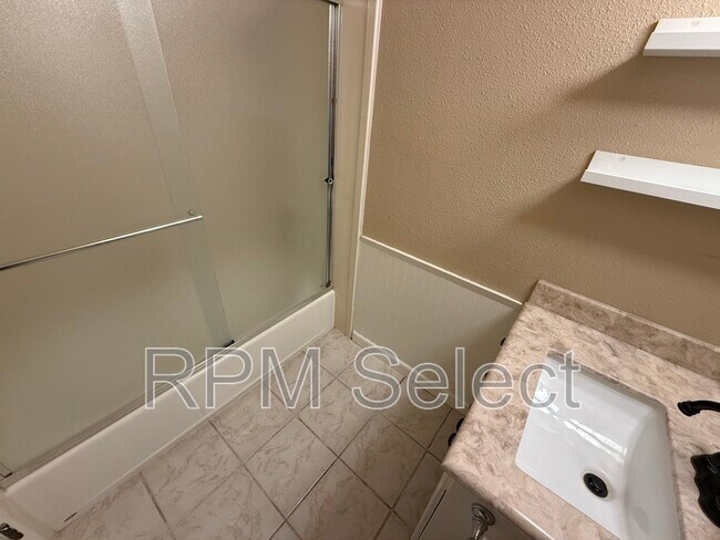 Building Photo - 1017 Silver Lake Dr