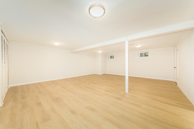 Building Photo - 924 Brookline Ln