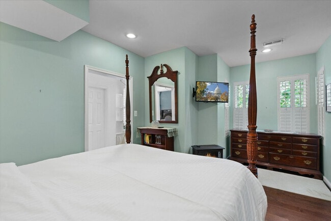 Building Photo - 445 15th St SE