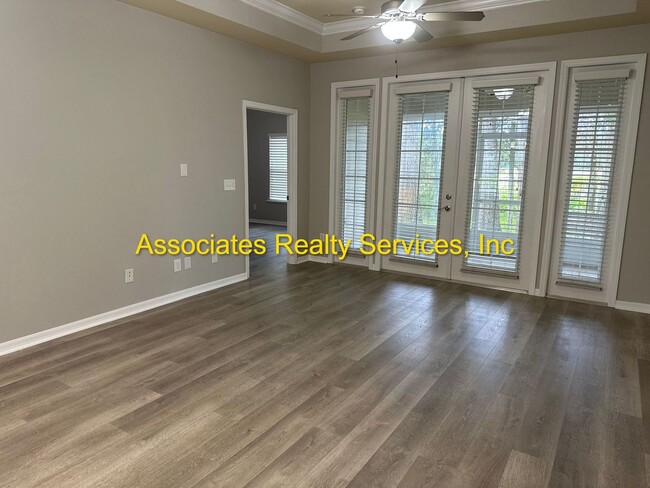 Building Photo - Sublease!   Lovely End Unit in Villas of West End LOOK!