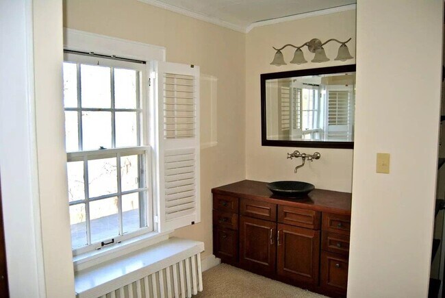 Building Photo - 1215 Farwell Dr