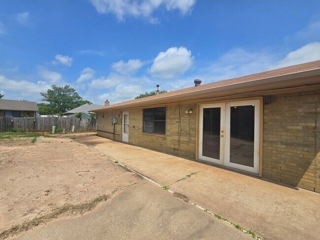 Building Photo - 3 Bedroom 1.5 Bath and 2 Garage home in Shawnee!