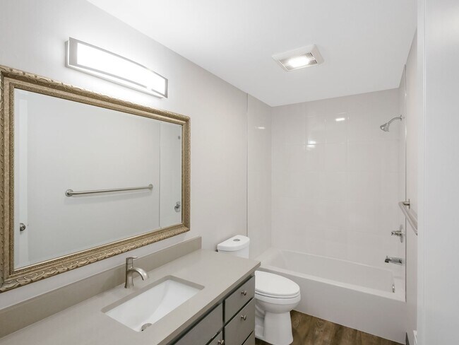 Building Photo - 2 BED & 1.5 BATH DUPLEX FOR RENT