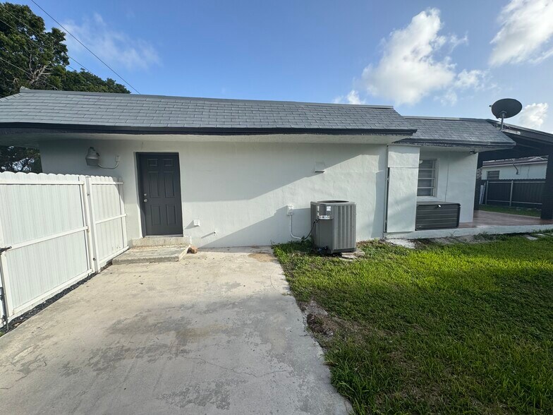 Building Photo - 1350 SW 34th Ave