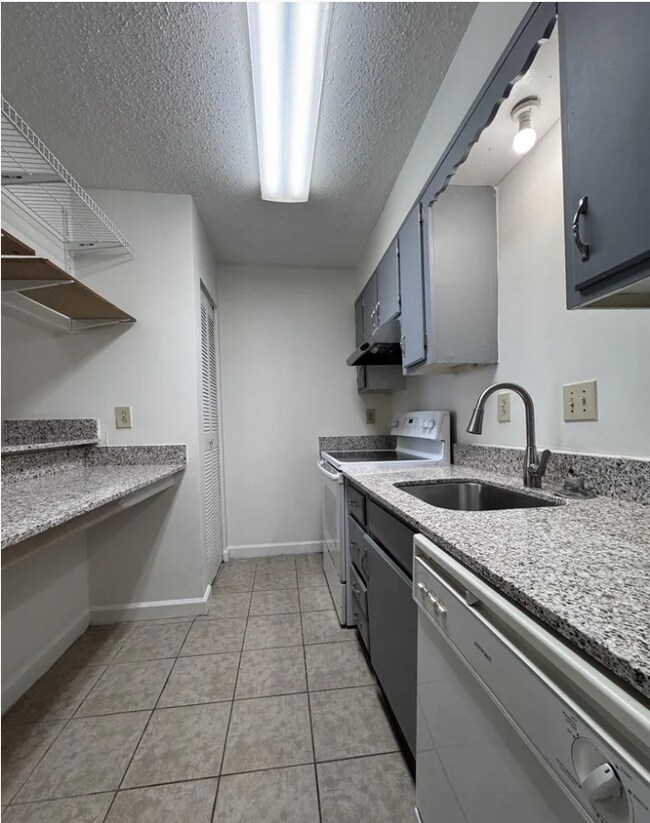 Building Photo - 422 Skyview Dr