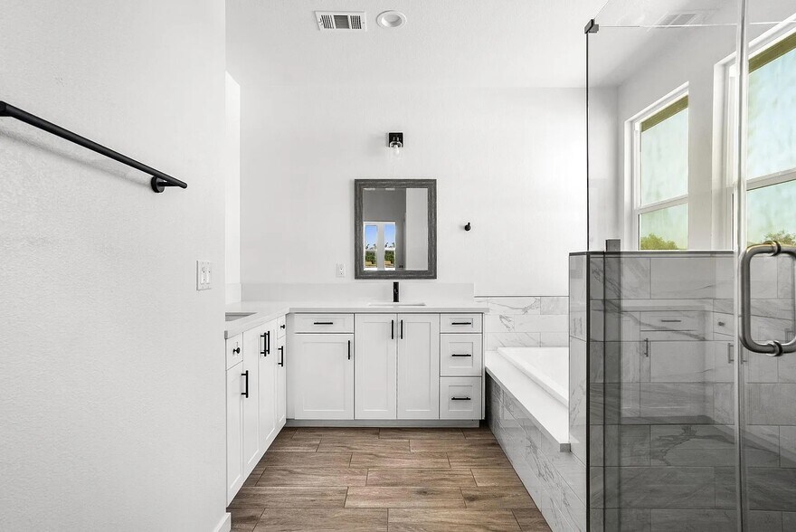 Building Photo - 5834 Norwood Ave