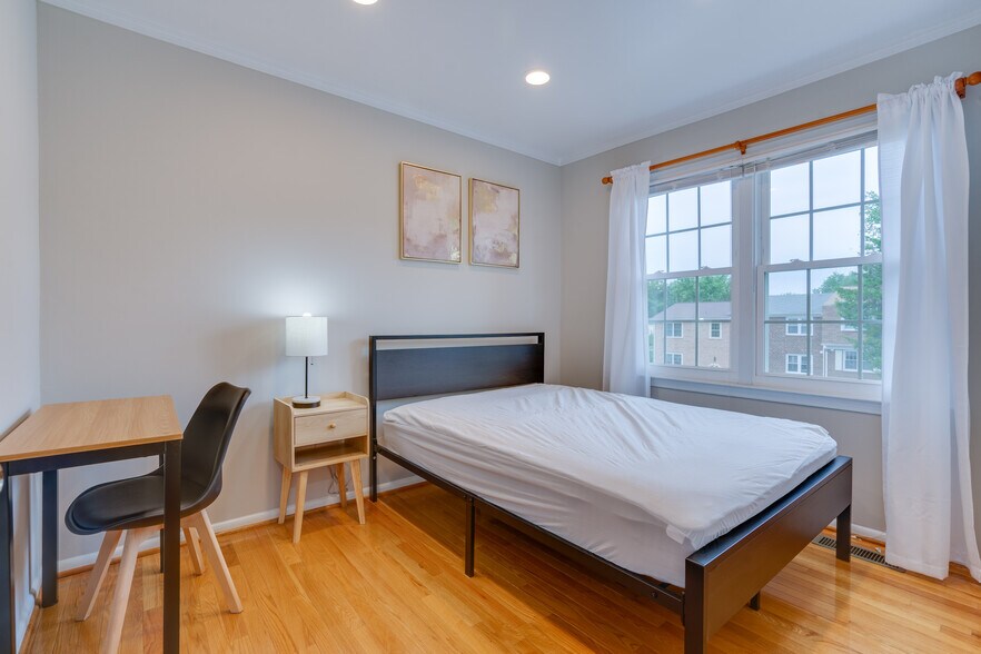 Room 3 - 13809 Newport Ln