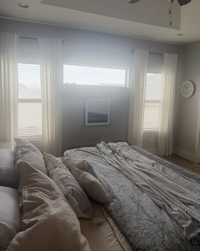 Building Photo - Beautifully Renovated 6 Bedroom Home in th...