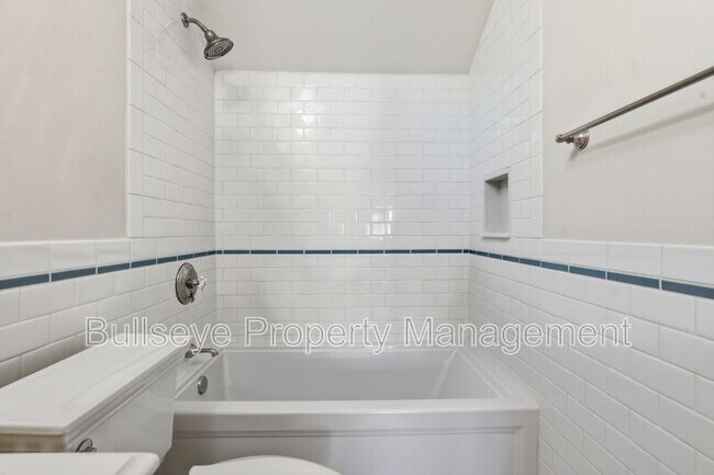 Building Photo - 525 W Lynwood St