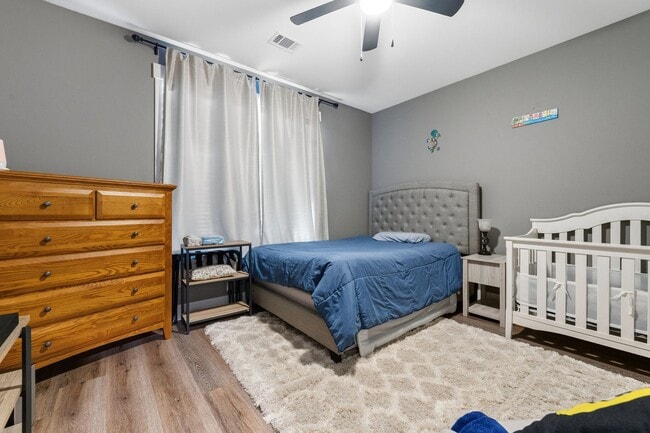 Building Photo - 3 Bedrooms Plus an Office & Sun room