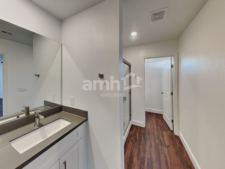 Building Photo - 642 N Water St