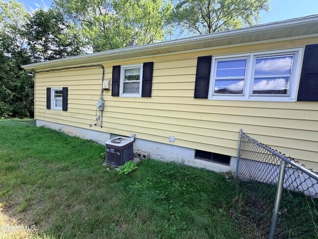 Building Photo - 5 Blue Creek Ln