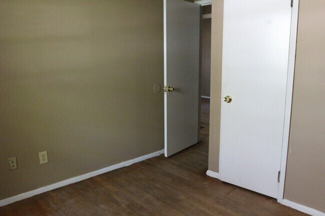 Building Photo - 2011 W Broad Ave