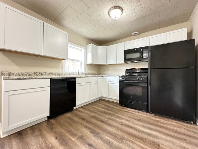 Building Photo - Beautiful 3 Bedroom Home Available!