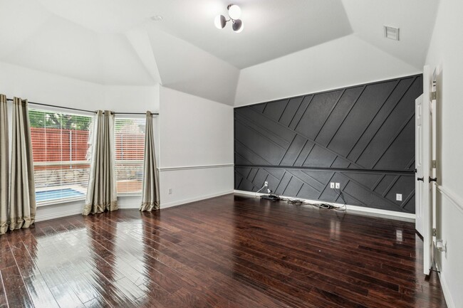 Building Photo - Luxurious in Little Elm